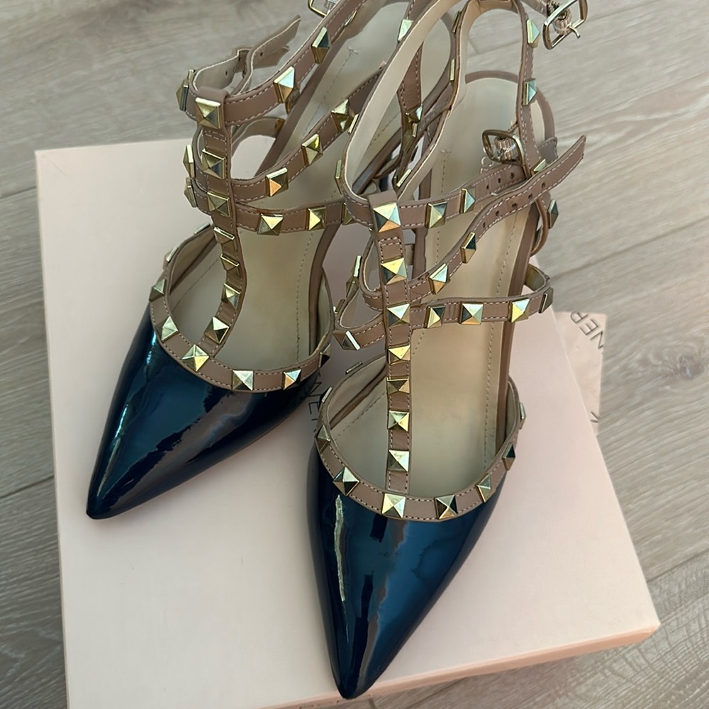 BCBG Darron navy blue heels